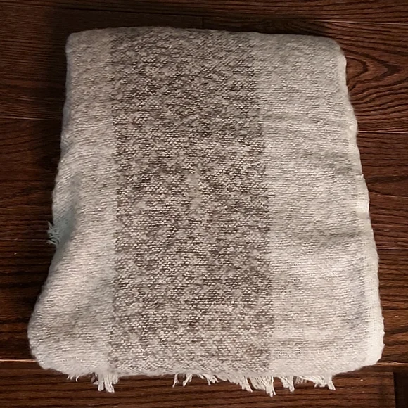 Oversized grey & white Scarf - Picture 7 of 13